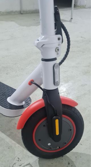 Patinete Eléctrico Sabway PRO GT blanco y rojo.