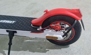 Patinete Eléctrico Sabway PRO GT blanco y rojo.