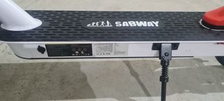 Patinete Eléctrico Sabway PRO GT blanco y rojo.