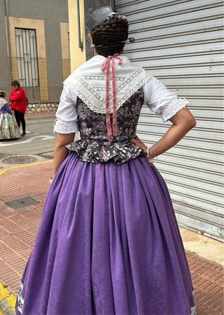 Traje de huertana morado y blanco