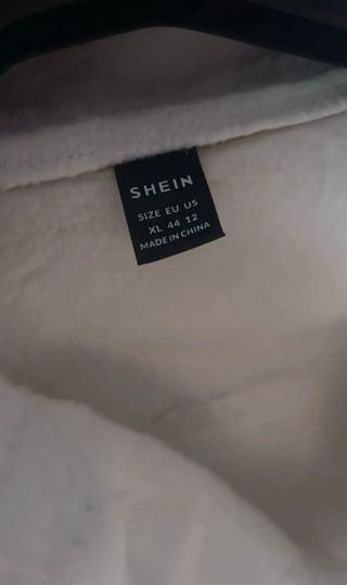 Chaqueta beige con forro blanco