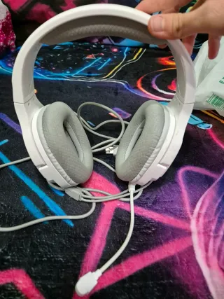 Cascos gaming blancos y grises