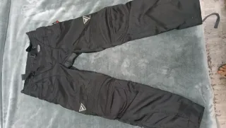 Chaqueta y pantalón moto con protecciones