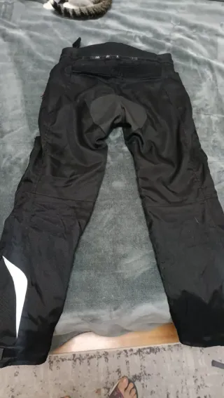 Chaqueta y pantalón moto con protecciones