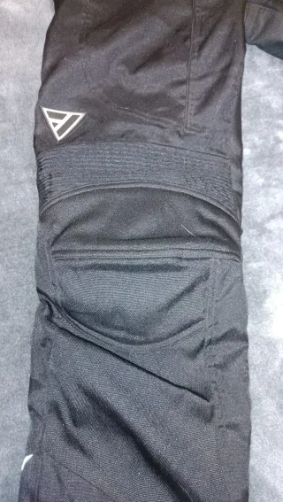 Chaqueta y pantalón moto con protecciones