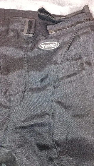 Chaqueta y pantalón moto con protecciones