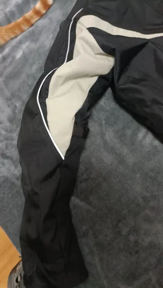 Chaqueta y pantalón moto con protecciones