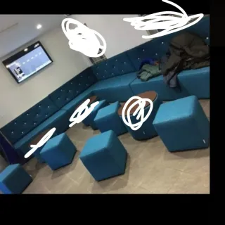 Sofá modular azul y otomanas