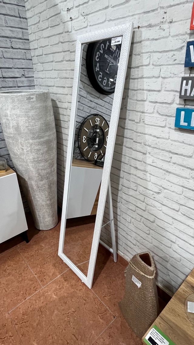 Espejo de pie blanco con marco texturizado