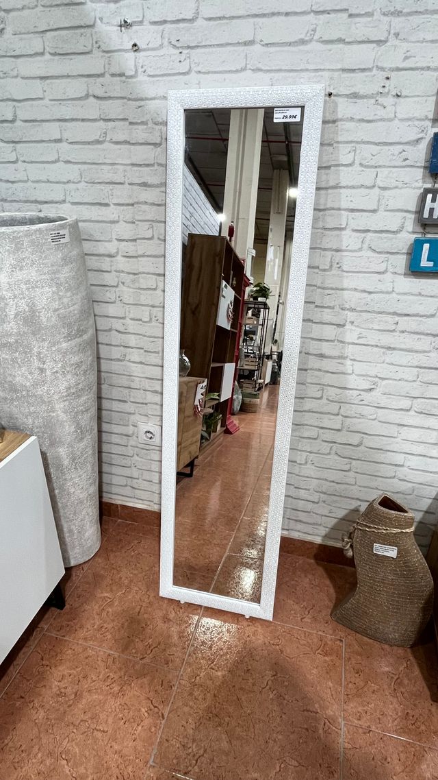 Espejo de pie blanco con marco texturizado