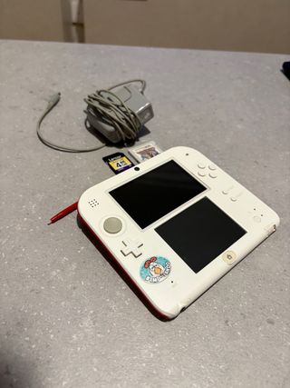 Nintendo 2DS + cargador + 2 juegos