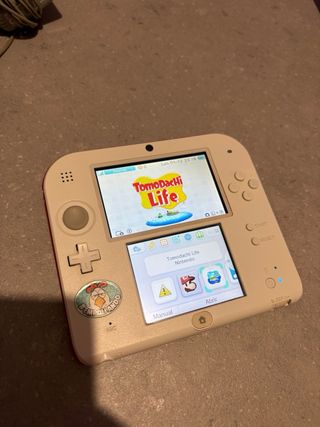 Nintendo 2DS + cargador + 2 juegos