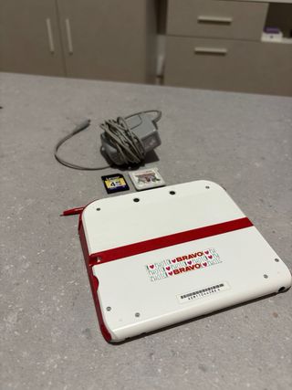 Nintendo 2DS + cargador + 2 juegos