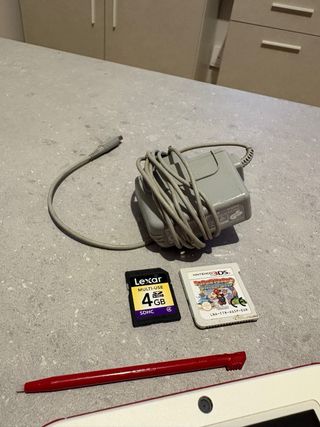 Nintendo 2DS + cargador + 2 juegos