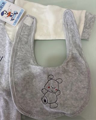 Set in ciniglia: tutina, cappellino, bavetta