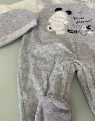 Set in ciniglia: tutina, cappellino, bavetta