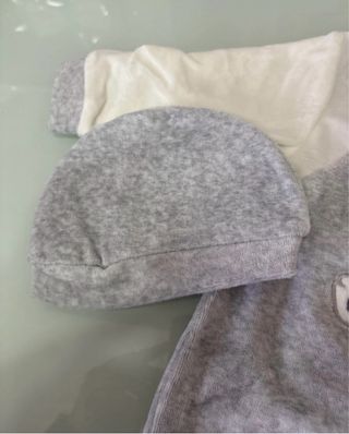 Set in ciniglia: tutina, cappellino, bavetta