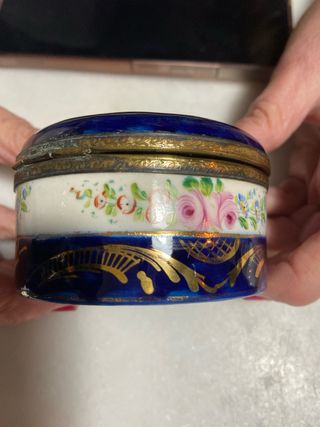Caja-polvera antigua de porcelana con flores