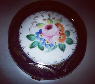 Caja-polvera antigua de porcelana con flores