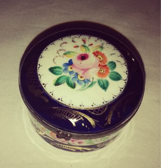 Caja-polvera antigua de porcelana con flores