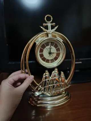 Reloj de sobremesa oscilante dorado
