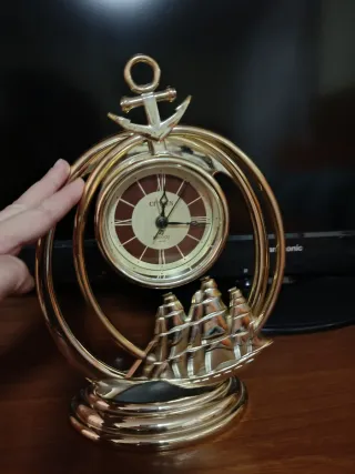 Reloj de sobremesa oscilante dorado