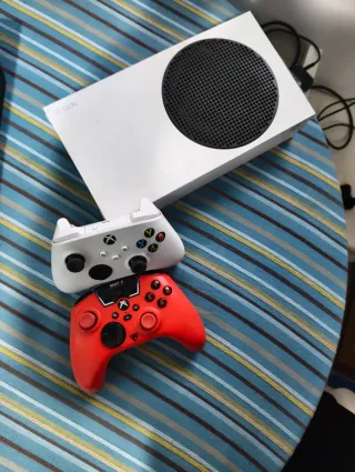 Xbox Series S Bianca e Mando Rosso