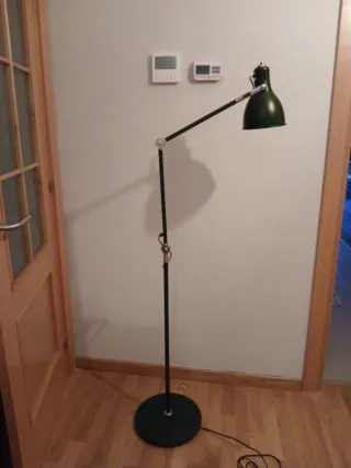 Lámpara de pie Ikea verde oscuro