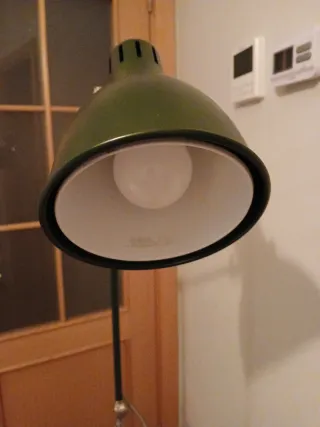 Lámpara de pie Ikea verde oscuro