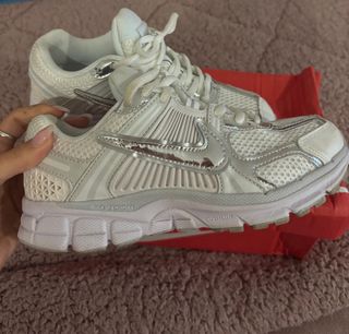 Nike Zoom Vomero - Tênis Branco e Prata