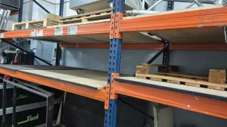 Estanterías metálicas para almacén con maderas