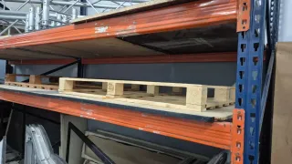 Estanterías metálicas para almacén con maderas