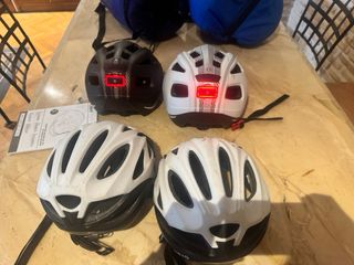 palos golf, cascos e sacos de dormir