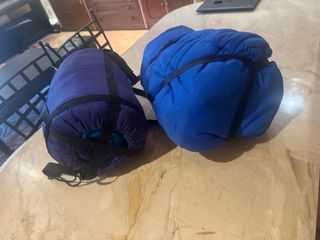 palos golf, cascos e sacos de dormir