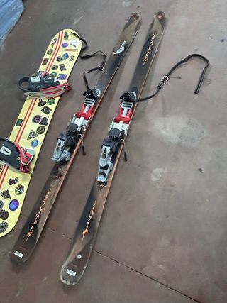 Esquís de travesía con piel de foca