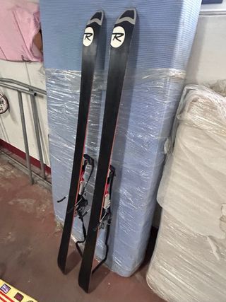 Esquís de travesía con piel de foca