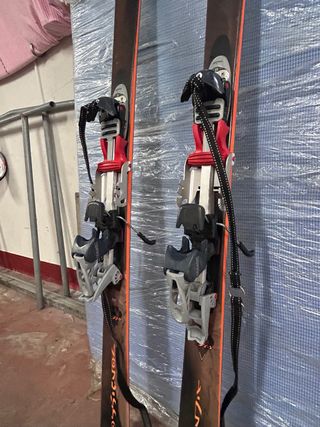 Esquís de travesía con piel de foca