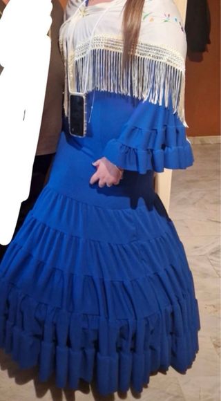 Traje de flamenca azul con volantes