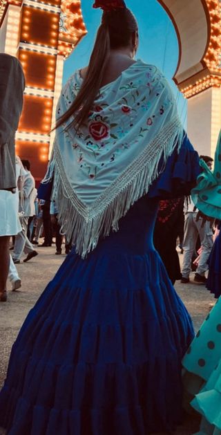 Traje de flamenca azul con volantes