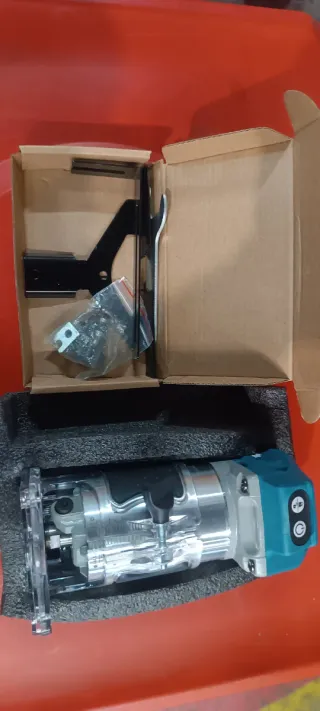 Fresadora compacta con accesorios