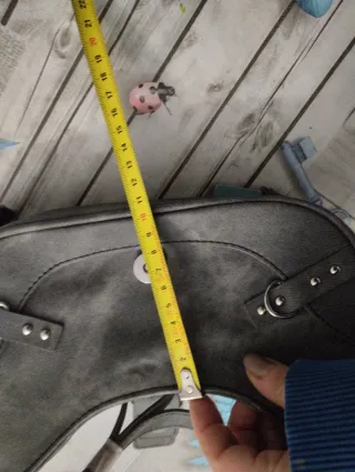 Piccola borsa a spalla grigia con fibbia