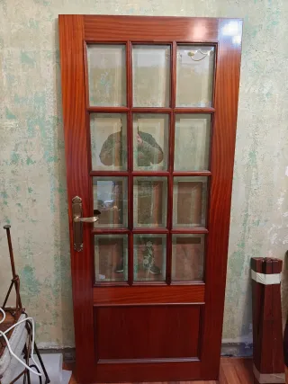 Puerta interior madera con cristales.