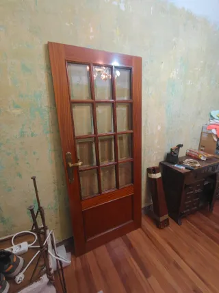 Puerta interior madera con cristales.