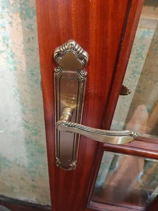 Puerta interior madera con cristales.