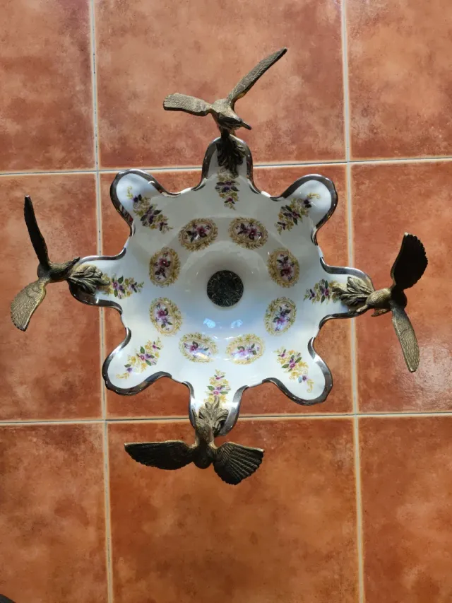 Centrotavola vintage in porcellana con uccelli in metallo