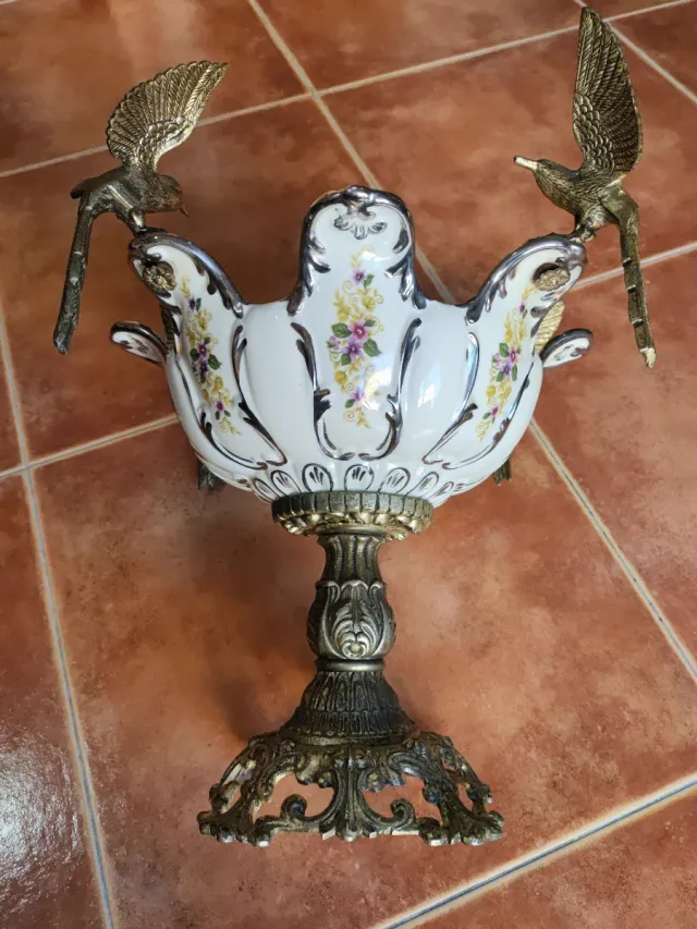 Centrotavola vintage in porcellana con uccelli in metallo