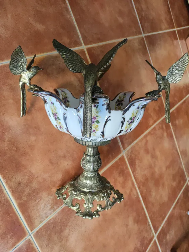 Centrotavola vintage in porcellana con uccelli in metallo