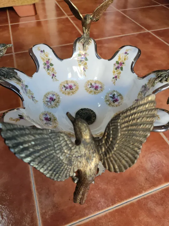 Centrotavola vintage in porcellana con uccelli in metallo