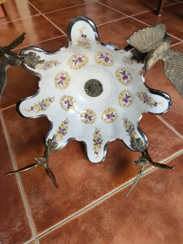 Centrotavola vintage in porcellana con uccelli in metallo
