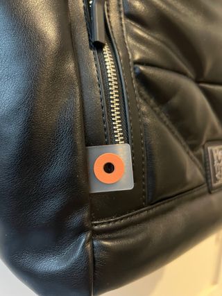 Bolso acolchado negro, marca Refresh